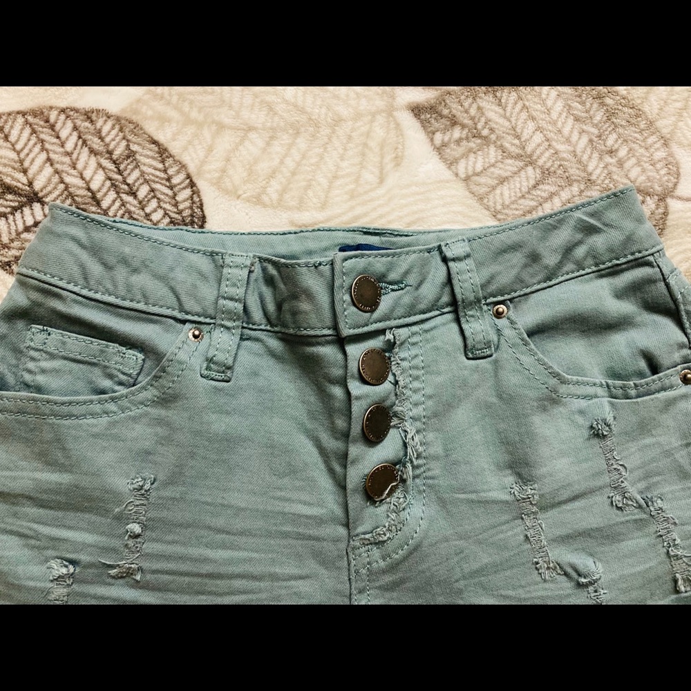 Mini shorts💚 - Picture 3 of 7